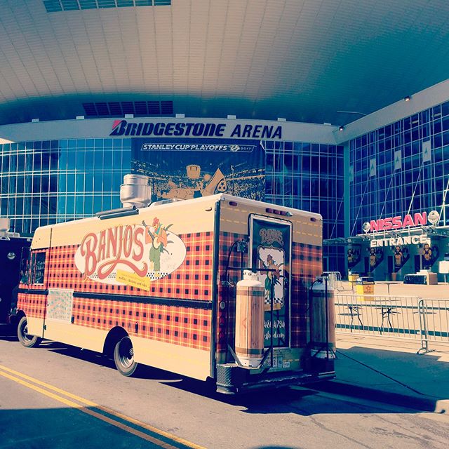 @bridgestonearenaofficial serving the Big Payback Event. Come down and show your support 👍🏻😃#nashvillehotchicken #foodtrucks #BANJOSFOODTRUCK #nashvilleeats #chickenandwaffles