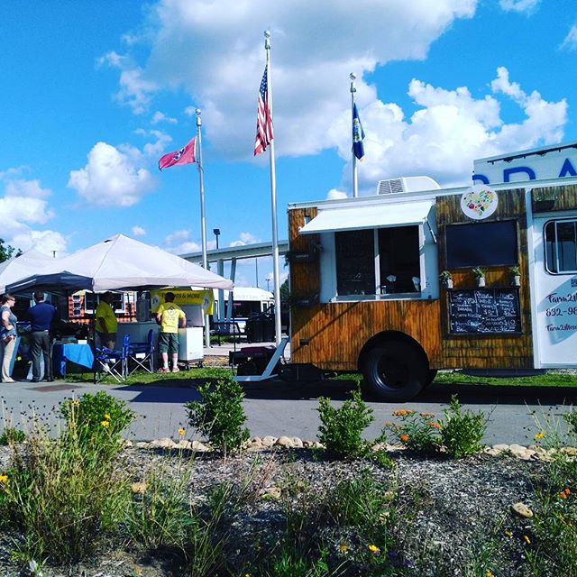 Farm2mesa @southeastfarmersmarket!  Come an get a fresh smoothie and enjoy a free yoga class at the lawn from 6-7pm #hotday☀️ #freshsmoothie #wraps #paninis #yoga