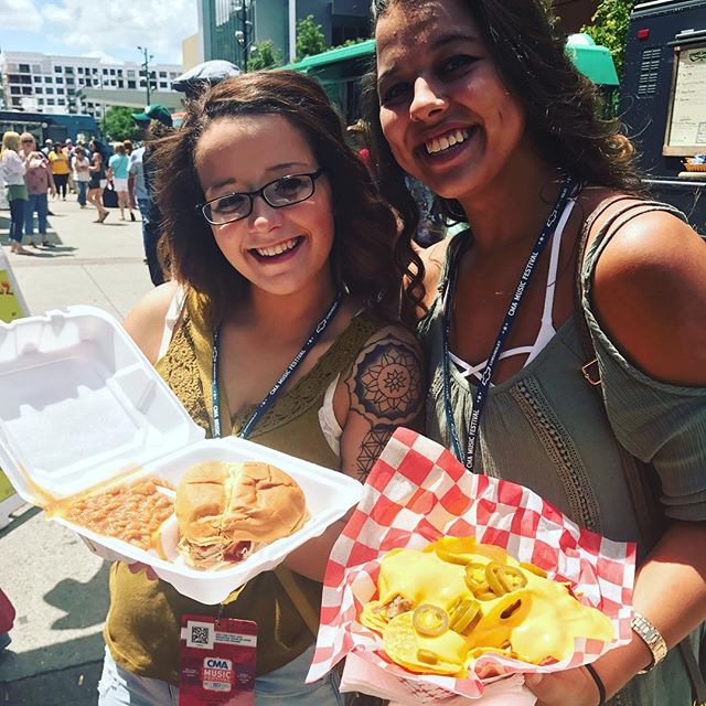 #CMAFest has begun and we are right in the thick of things. Come on down to 5th Ave and get some Good Ole BBQ. #SmokinButtz
