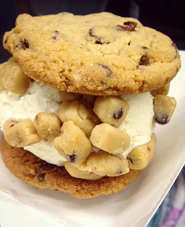 It's #nationalchocolatechipcookieday &amp; @mojocookiedough has the right idea. 🍪 #foodtrucksnash